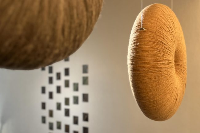 Ausstellungsansicht "Eine vage Fiktion von Gravitation", 2023 im K1 Freiburg