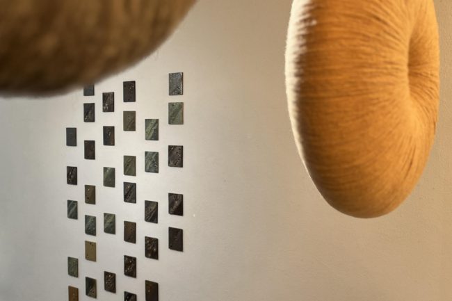 Ausstellungsansicht "Eine vage Fiktion von Gravitation", 2023 im K1 Freiburg